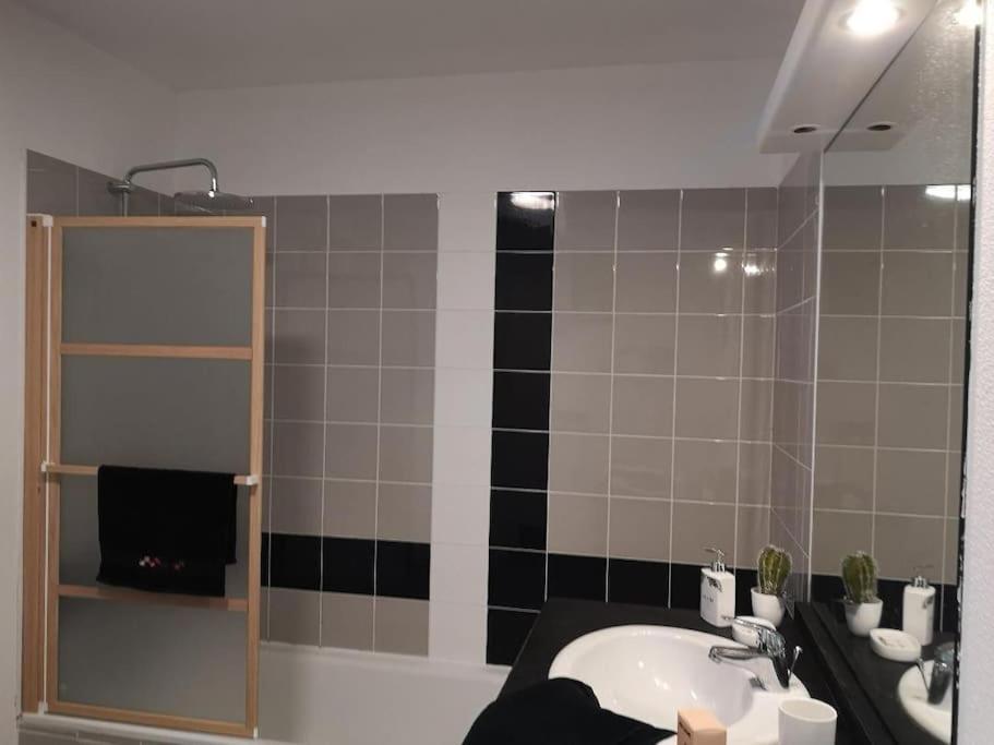 Appartamento T2 Avec Jardin Proche Aeroport, Airbus, Meet Daux Esterno foto